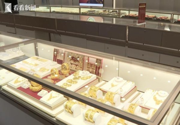 全智股配 现货黄金再破纪录 金饰克价最高1074元/克